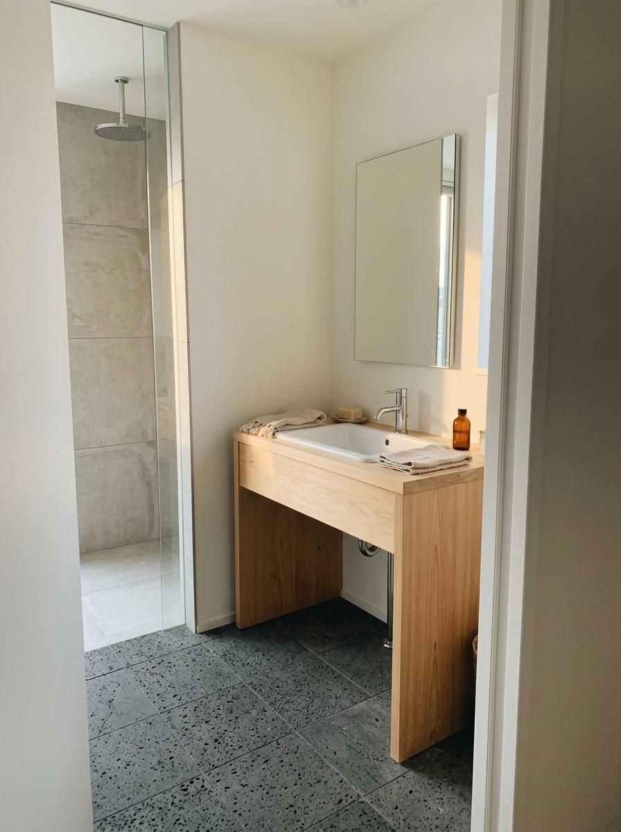 Glimpse A Modern Home With Simple Japandi Bathroom Features